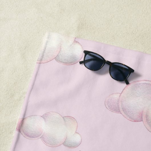 Serviette De Plage Animaux Pastel Mignons Sur Les Nuages Monogramme (En situation)