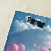 Serviette de plage Anniversaire Ballons bleu rose  (En situation)