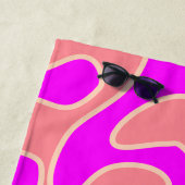 Serviette De Plage Apricot rose chaud Retro Fluide Art Personnalisé (En situation)