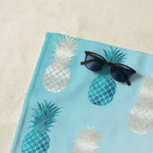 Serviette De Plage Aqua WhiteTropical Glam Pineapples (En situation)