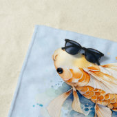 Serviette De Plage Aquarelle bleu or Koi poisson personnalisé (En situation)