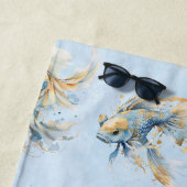 Serviette De Plage Aquarelle bleue Or Koi Poisson Floral (En situation)