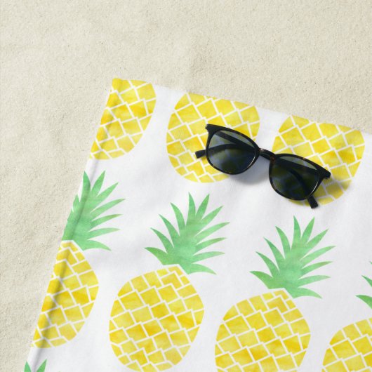 Serviette De Plage Aquarelle jaune et vert Motif d'ananas (En situation)