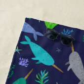 Serviette De Plage Aquarelle Narwhals Sous Les Enfants D'Or De La Mer (En situation)