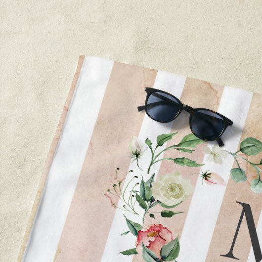 Serviette De Plage aquarelle rayures fleurie couronne monogramme (En situation)