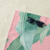 Serviette De Plage Aquarelle rose banane tropicale Feuilles Monogramm (En situation)