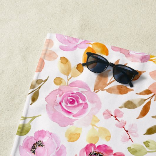 Serviette De Plage Aquarelle rose d'été Monogramme floral et nom (En situation)