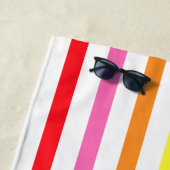 Serviette De Plage Arc-en-ciel vif et rayures verticales blanches (En situation)