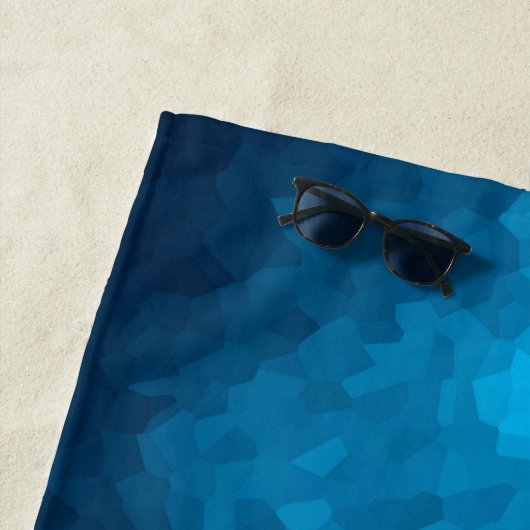 Serviette De Plage Arrière - plan bleu cristallisé Abstrait (En situation)