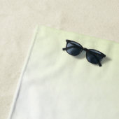 Serviette De Plage As au-dessus du reste vert (En situation)