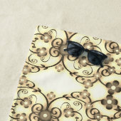 Serviette De Plage Aspect dentelle de fleurs Sépia doré (En situation)