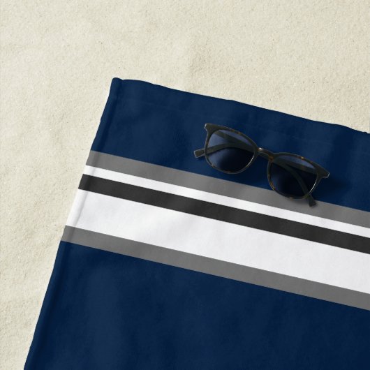 Serviette de plage aux Ancres couleur argent (En situation)