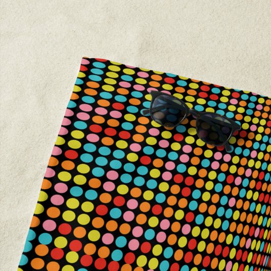 Serviette de plage aux cercles d'Op Art rétro des (En situation)