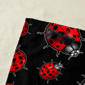 Serviette de plage aux coccinelles (En situation)
