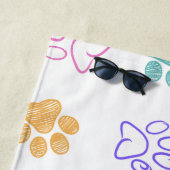 Serviette de plage aux empreintes de pattes en cro (En situation)