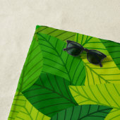 Serviette de plage aux feuilles vertes (En situation)