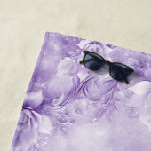 Serviette de plage aux fleurs blanches violettes (En situation)