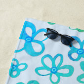 Serviette de plage aux fleurs bleues (En situation)