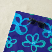 Serviette de plage aux fleurs bleues et sarcelles (En situation)