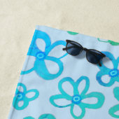 Serviette de plage aux fleurs bleues et sarcelles (En situation)