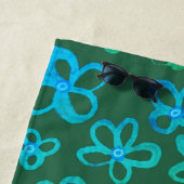 Serviette de plage aux fleurs bleues et sarcelles (En situation)