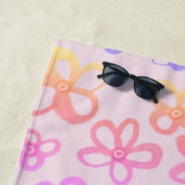 Serviette de plage aux fleurs colorées (En situation)