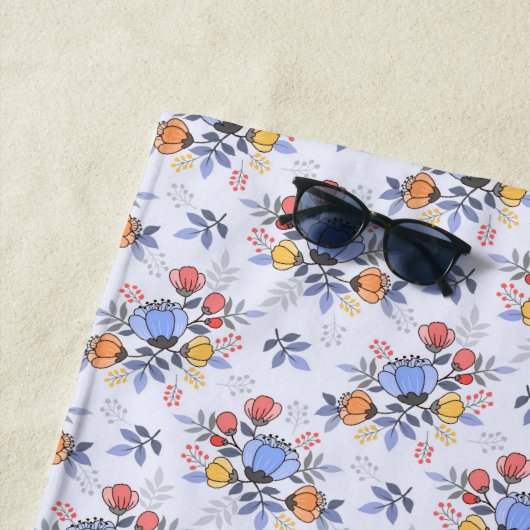 Serviette de plage aux fleurs dessinées à la main (En situation)