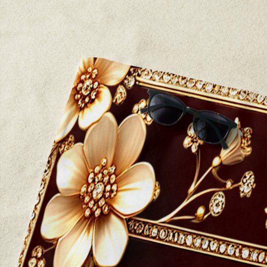 Serviette de plage aux fleurs dorées bordeaux (En situation)