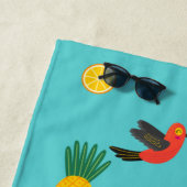 Serviette de plage aux fleurs et aux fruits tropic (En situation)