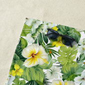 Serviette de plage aux fleurs tropicales (En situation)