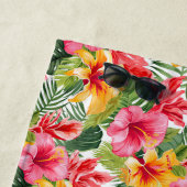 Serviette de plage aux fleurs tropicales (En situation)