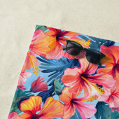 Serviette de plage aux fleurs tropicales (En situation)