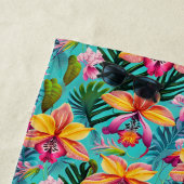 Serviette de plage aux fleurs tropicales (En situation)