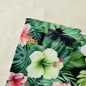 Serviette de plage aux fleurs tropicales (En situation)