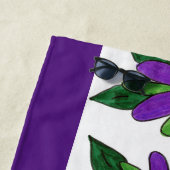 Serviette de plage aux fleurs violettes (En situation)