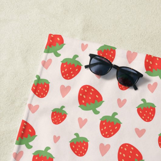 Serviette de plage aux fraises et aux coeurs (En situation)