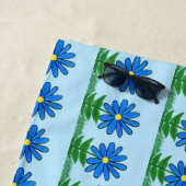 Serviette de plage aux marguerites bleues (En situation)