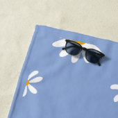 Serviette de plage aux marguerites rétro bleue et (En situation)