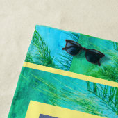 Serviette de plage aux palmiers avec monogramme de (En situation)
