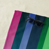Serviette de plage aux rayures colorées (En situation)