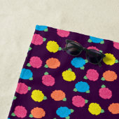 Serviette de plage aux roses néon (En situation)