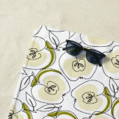 Serviette de plage avec pomme. (En situation)
