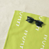 Serviette de plage avec un nom (En situation)
