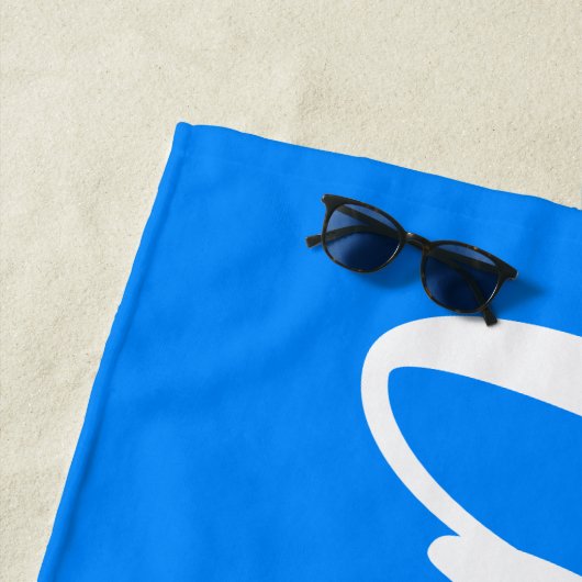 Serviette De Plage Azure Blue and White Lettering Script (En situation)
