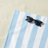 Serviette De Plage Baby Blue and White Classic Stripe Logo (En situation)