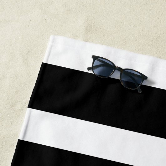 Serviette De Plage Bachelorette noire et blanche avec nom (En situation)