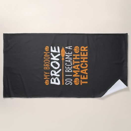 Serviette De Plage Balai d'Halloween de professeur de maths drôle (Devant)