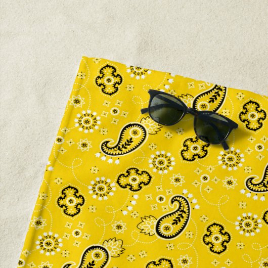 Serviette De Plage Bandana jaune NOM Noir Rouge Blanc Fun (En situation)