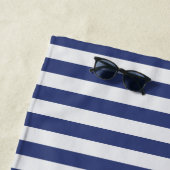 Serviette De Plage Bande d'auvent bleu marine avec personnalisation (En situation)