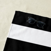 Serviette De Plage Bande et monogramme blanc et noir (En situation)